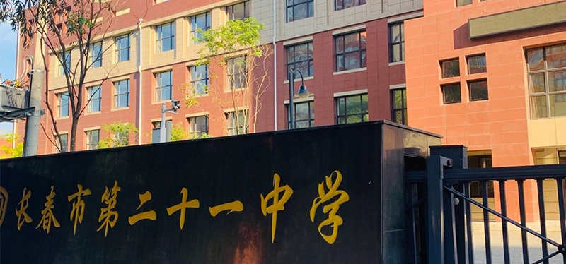 長(zhǎng)春市第二十一中學(xué)安裝升降屏風(fēng)電腦桌-電教室電腦桌-機(jī)考卡座